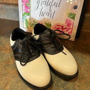 Austin Golf boy’s size 6 golf shoes black and white
